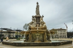 8.1472317153.nimes-square